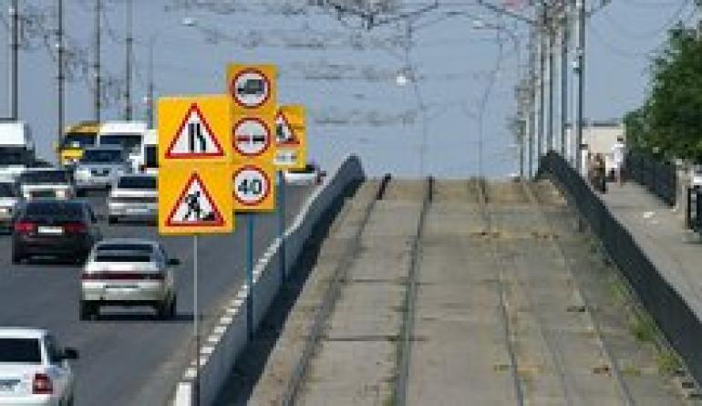 Как устанавливают дорожные знаки?